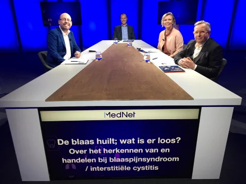 Sprekers Erik Arendsen en Dick Janssen aan tafel bij nascholing baaspijnsyndroom